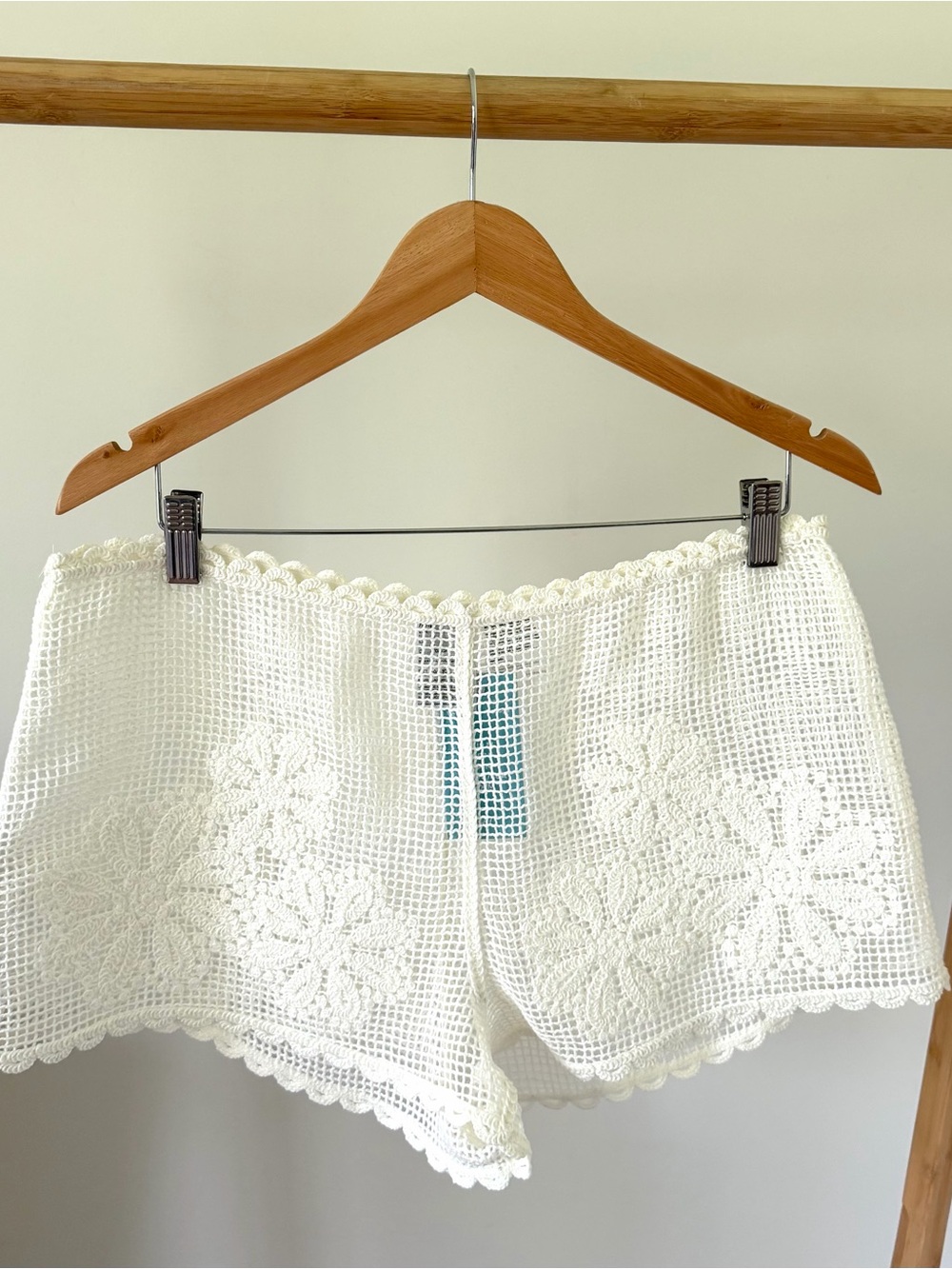 NWT H&M Crochet Floral Scalloped Swim Cover Up Shorts in Cream - M - Picture 4 of 7